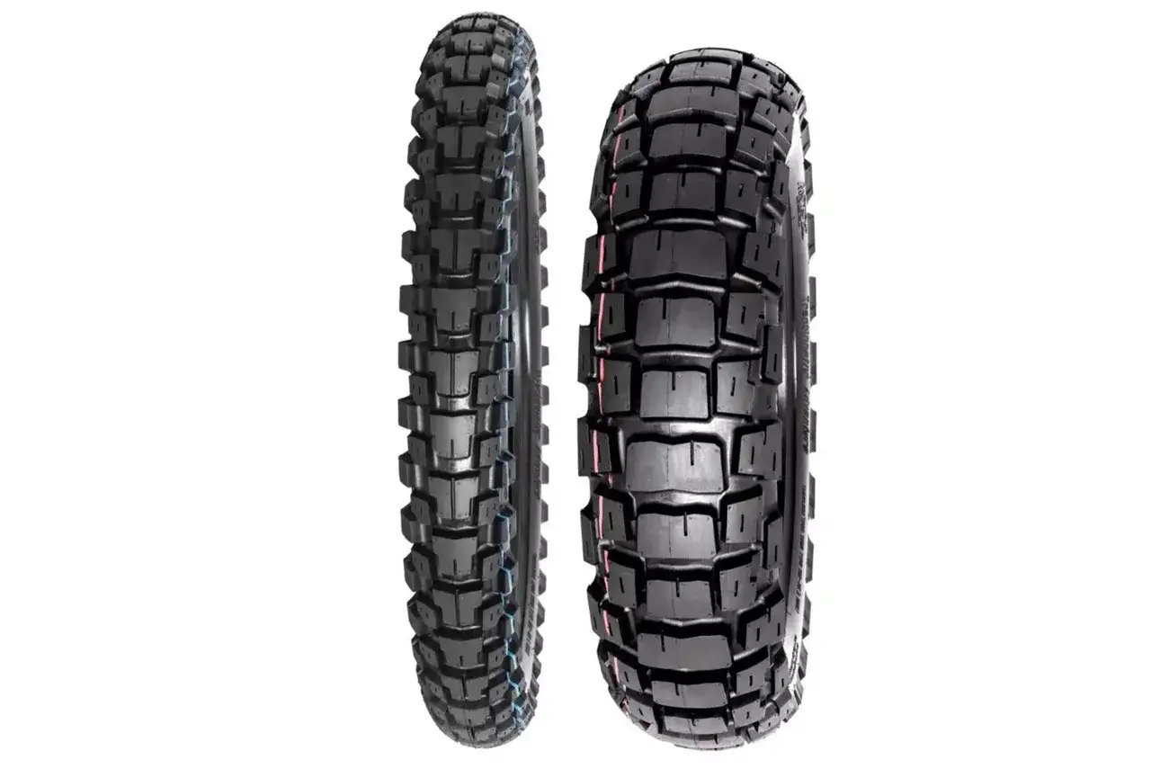 Dwa opony motocyklowe Dunlop Trailmax Raid z agresywnym bieżnikiem, gotowe na każdą trasę.