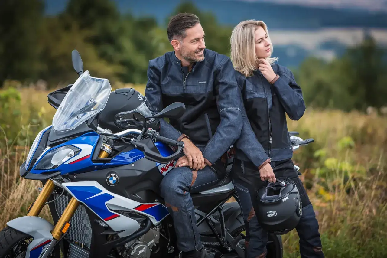 Para na motorze w stylowym ubraniu na motor turystyczny.