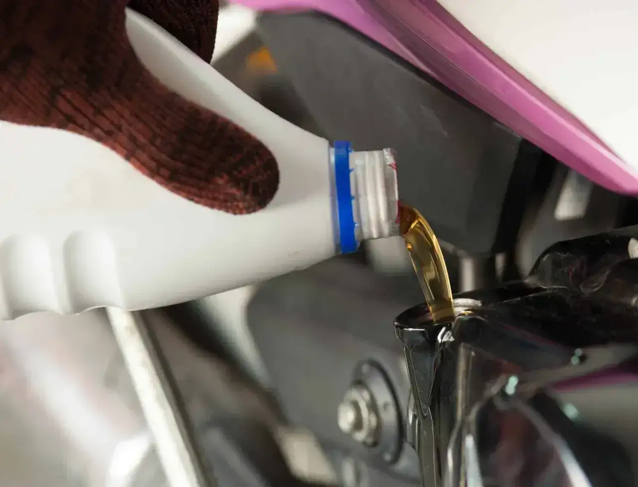 Wymiana oleju w motocyklu to klucz do jego długowieczności. Złoty płyn leje się do silnika, dbając o jego serce.