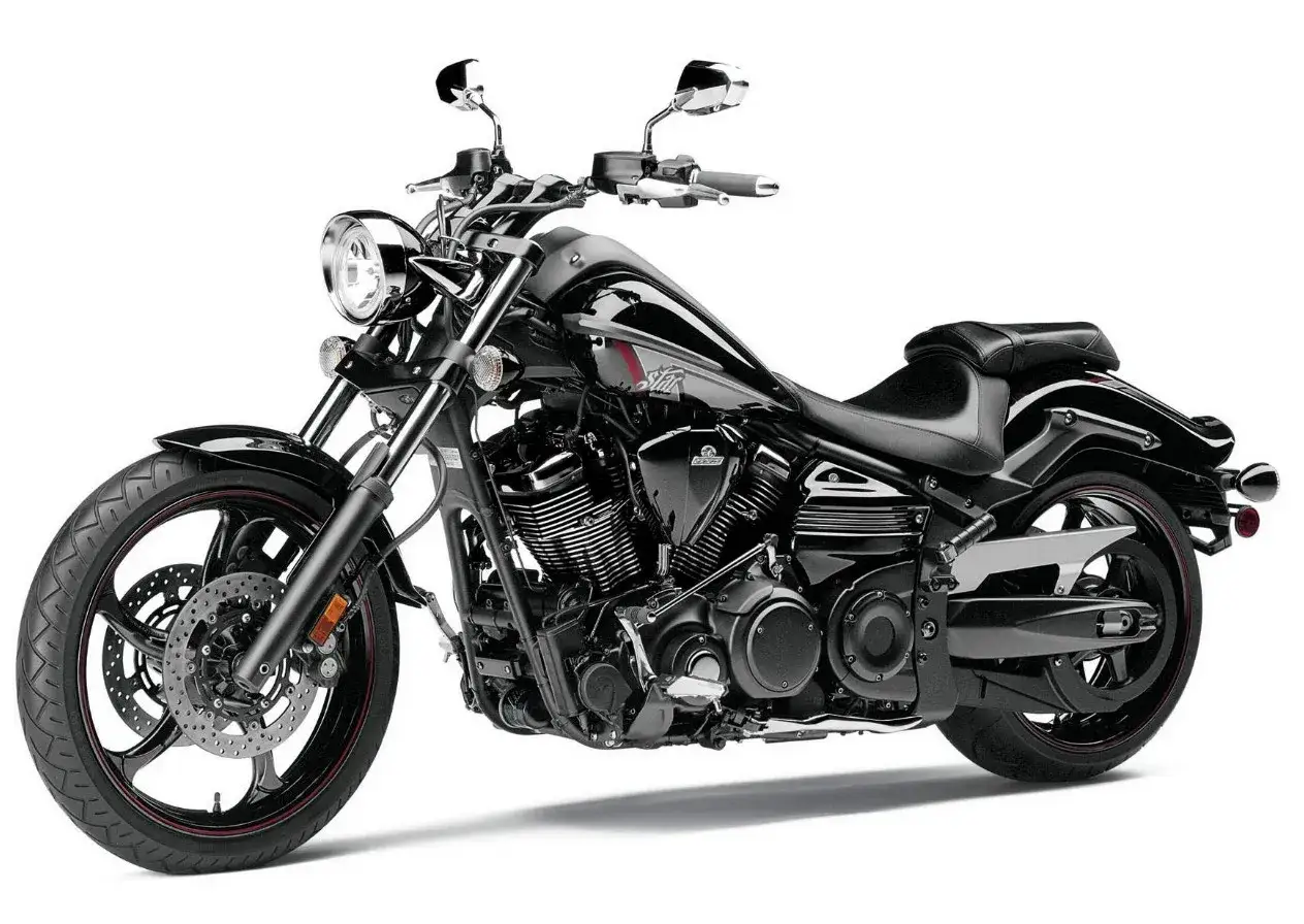 Czarny motocykl Yamaha Raider 1900, z chromowanymi elementami i masywnym silnikiem. Idealny do długich podróży, sprawdź yamaha raider 1900 dane techniczne.
