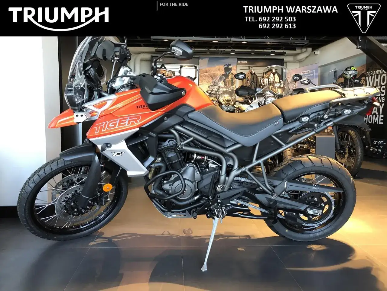 Pomarańczowy motocykl Triumph Tiger 800 XC, gotowy na przygodę. Sprawdź jego dane techniczne!