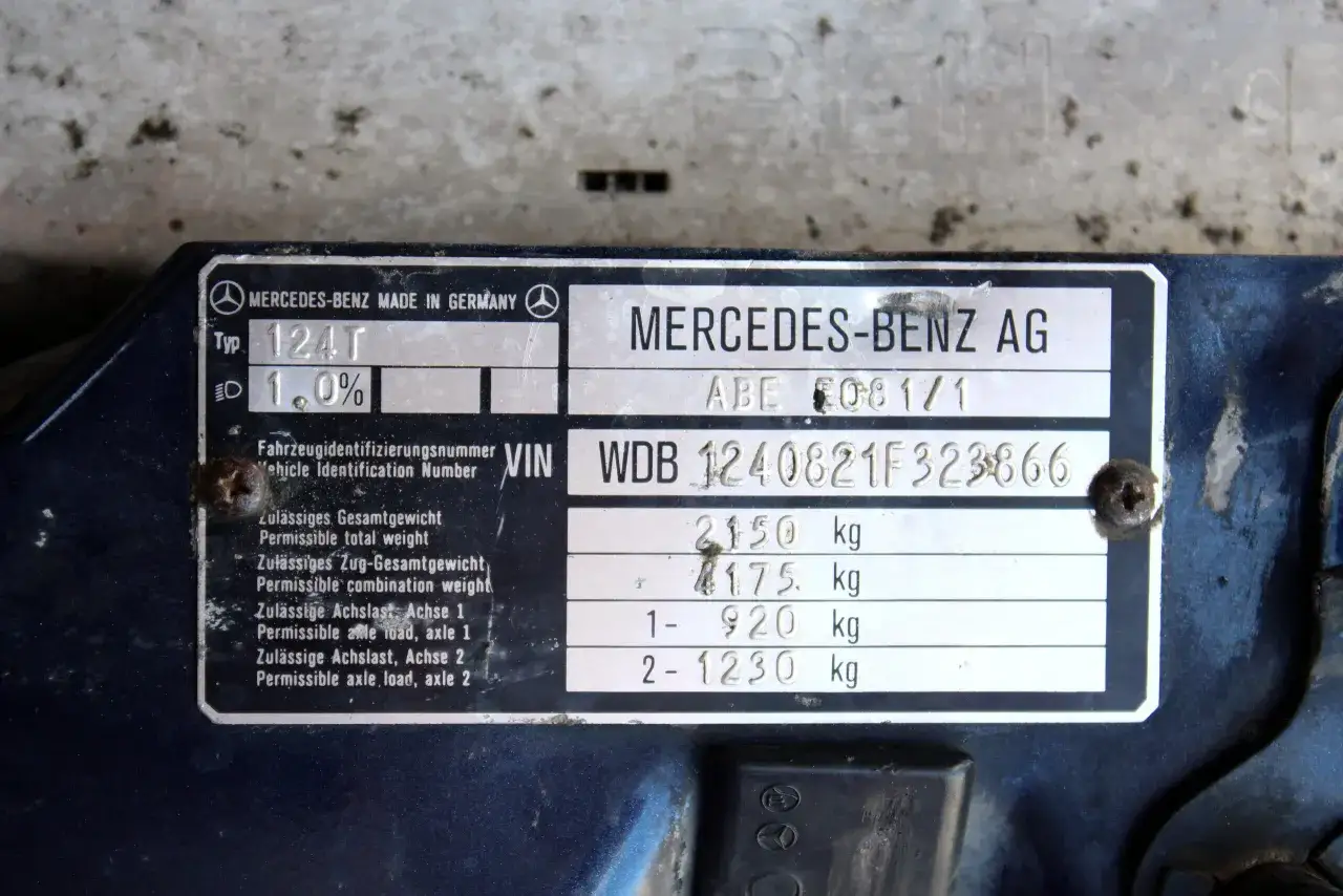 Tabliczka znamionowa Mercedesa z numerem VIN, kluczowa do sprawdzenie motocykla po VIN. Zawiera dane techniczne i dopuszczalne masy.