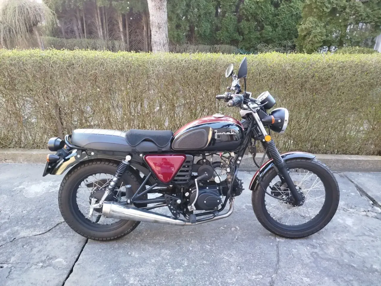 Stylowy Junak X-Ray 50 w kolorze czarno-bordowym, gotowy na miejskie przygody.