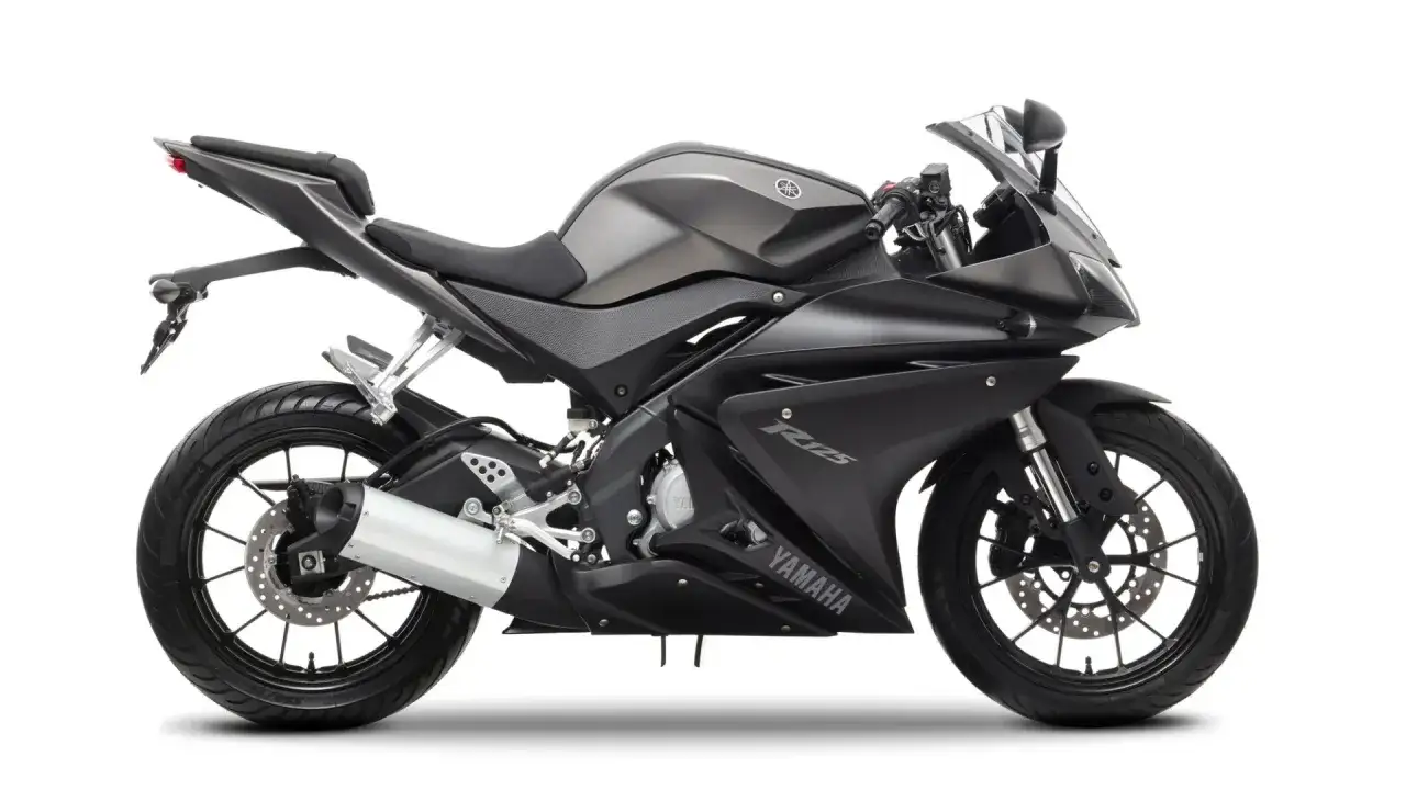 Czarny motocykl Yamaha R125. Czy prawo jazdy kat B uprawnia do kierowania motorowerem? To pytanie nurtuje wielu.