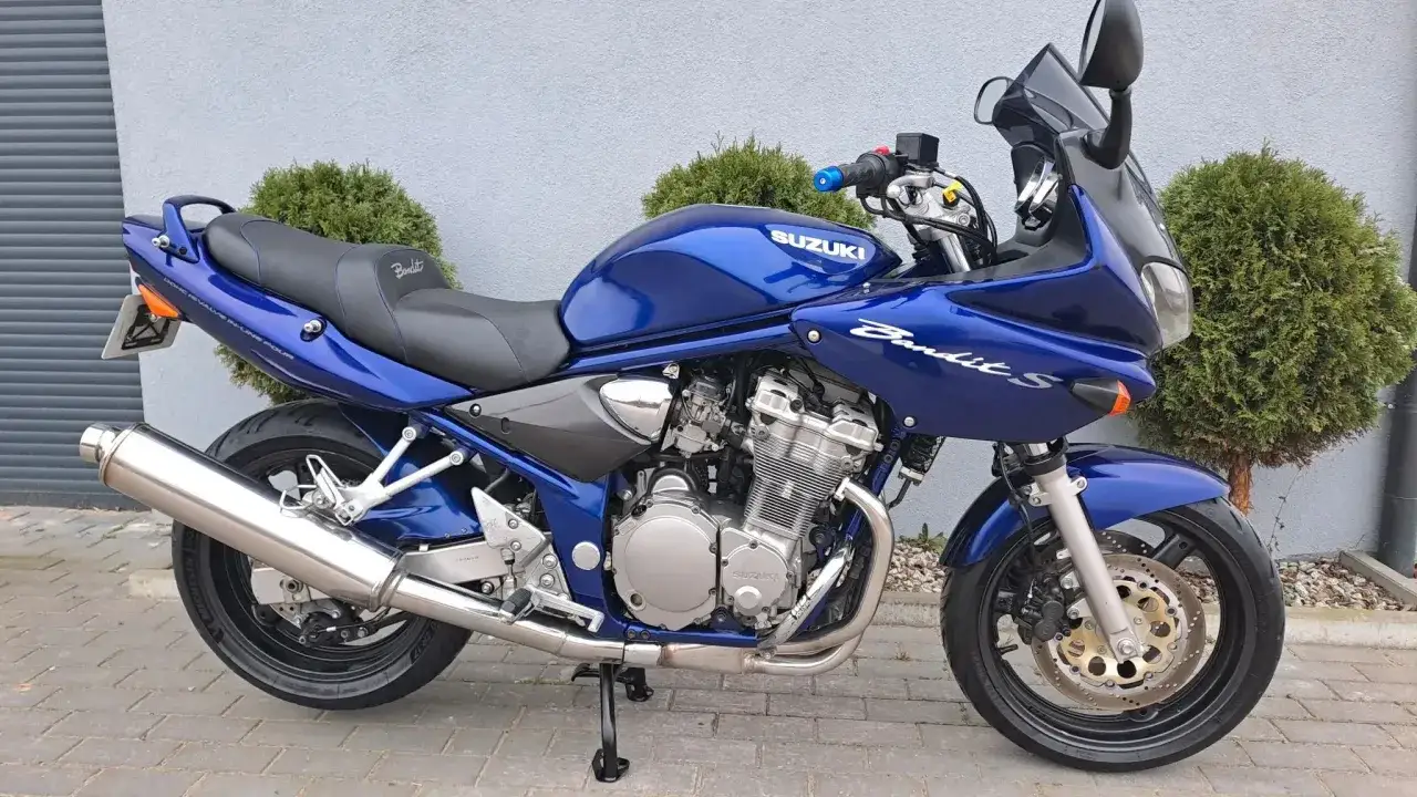 Błękitny Suzuki Bandit 600, gotowy do jazdy, z widocznym silnikiem i sportowym wydechem.