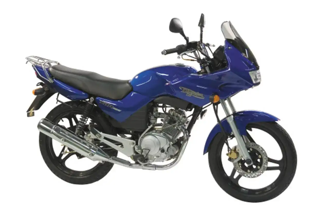 Niebieski motocykl Yamaha YBR 125 z owiewką i bagażnikiem. Szczegółowe yamaha ybr 125 dane techniczne.