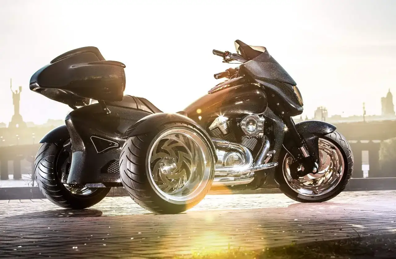Lśniące, czarne motocykle trójkołowe na kat B. Majestatyczne maszyny z chromowanymi felgami, gotowe na podbój dróg.