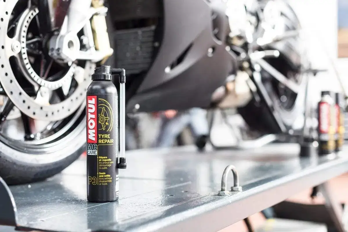 Preparat Motul do opon bezdętkowych. Czy do opony bezdętkowej można założyć dętkę? Ten produkt naprawia i pompuje opony bez demontażu.