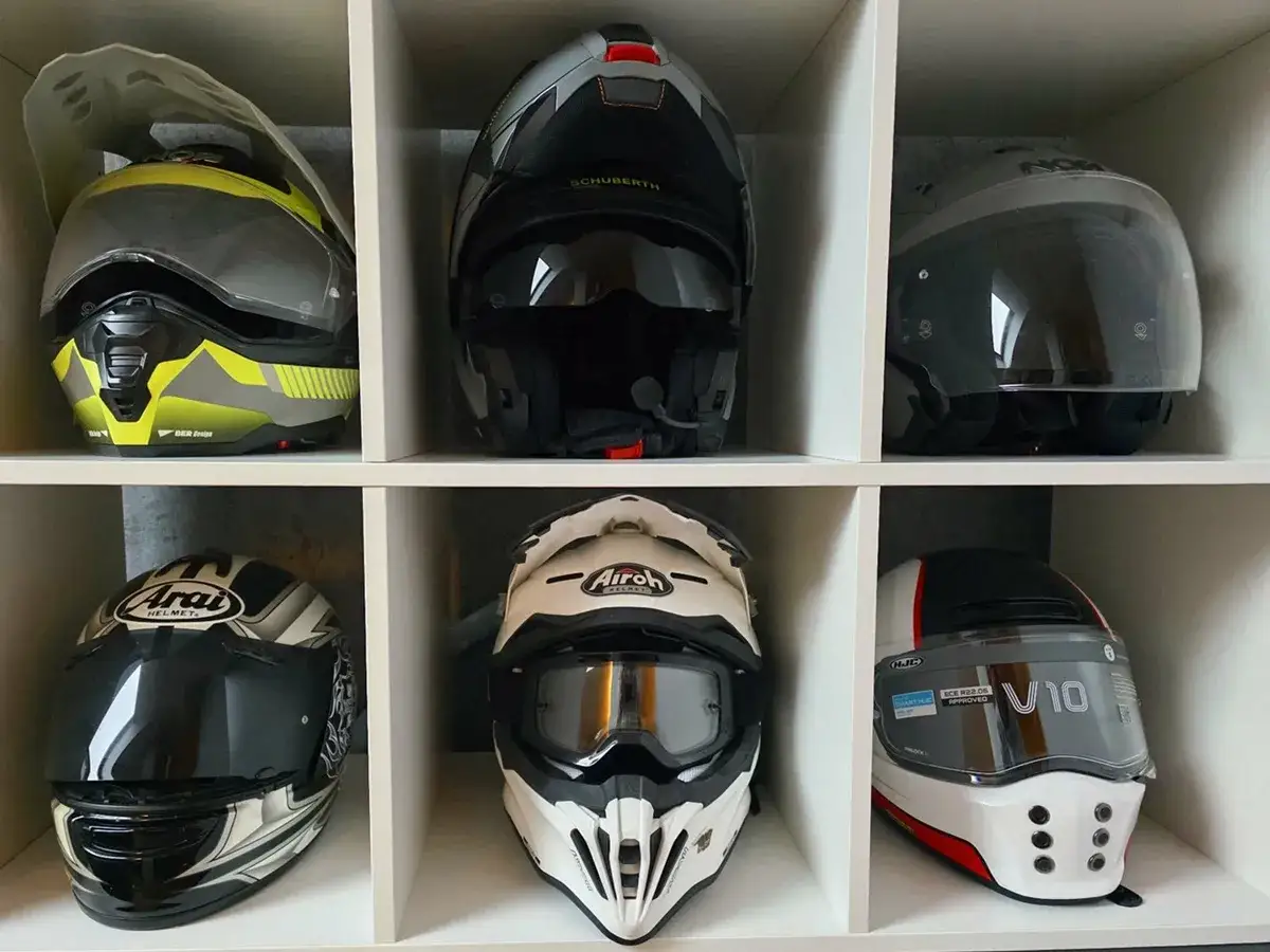 Różne rodzaje kasków motocyklowych: enduro, integralny, szczękowy, crossowy i turystyczny.
