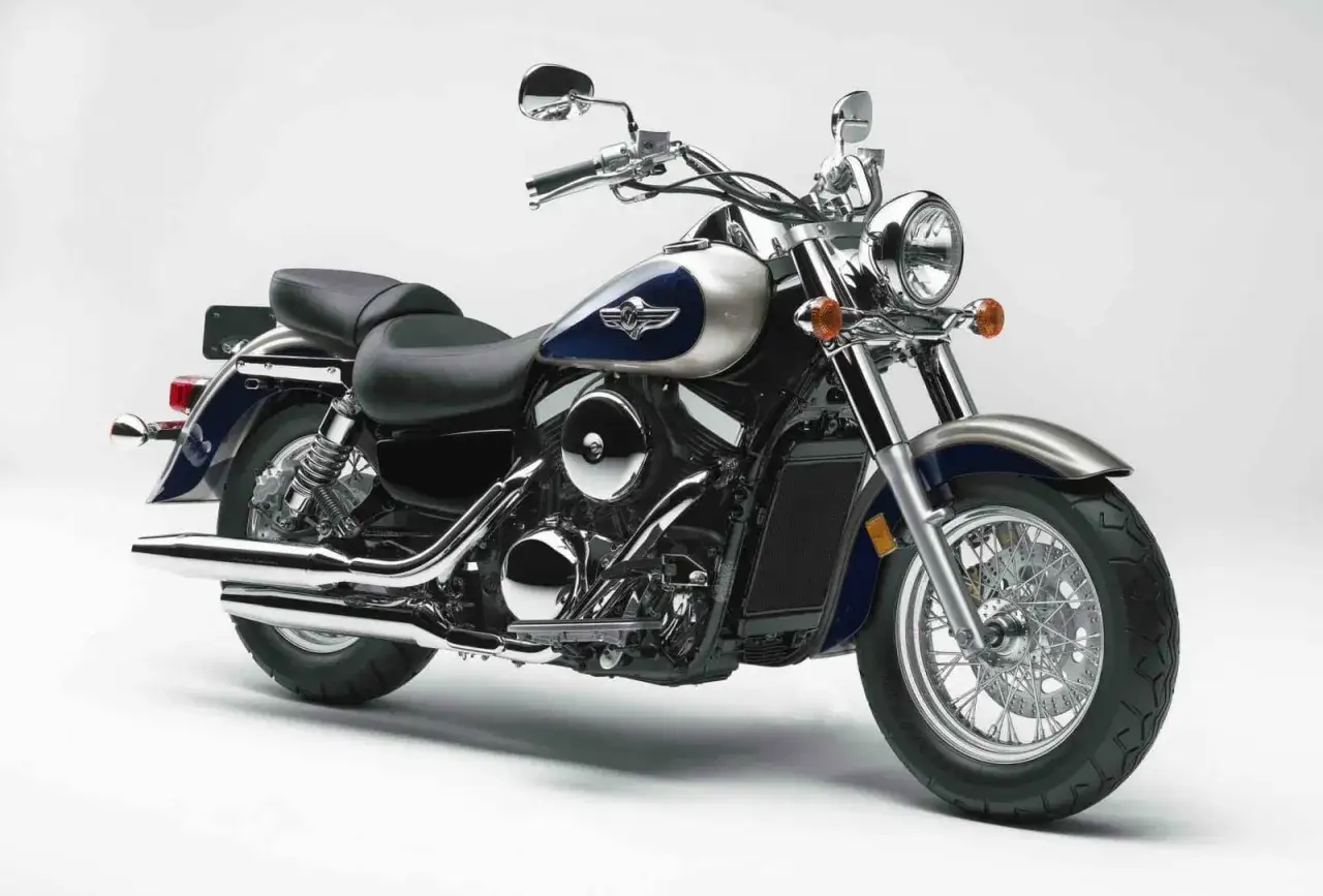 Błyszczący Kawasaki Vulcan 1500, choć piękny, ma swoje wady. Klasyczny cruiser z chromowanymi detalami i dwukolorowym malowaniem.