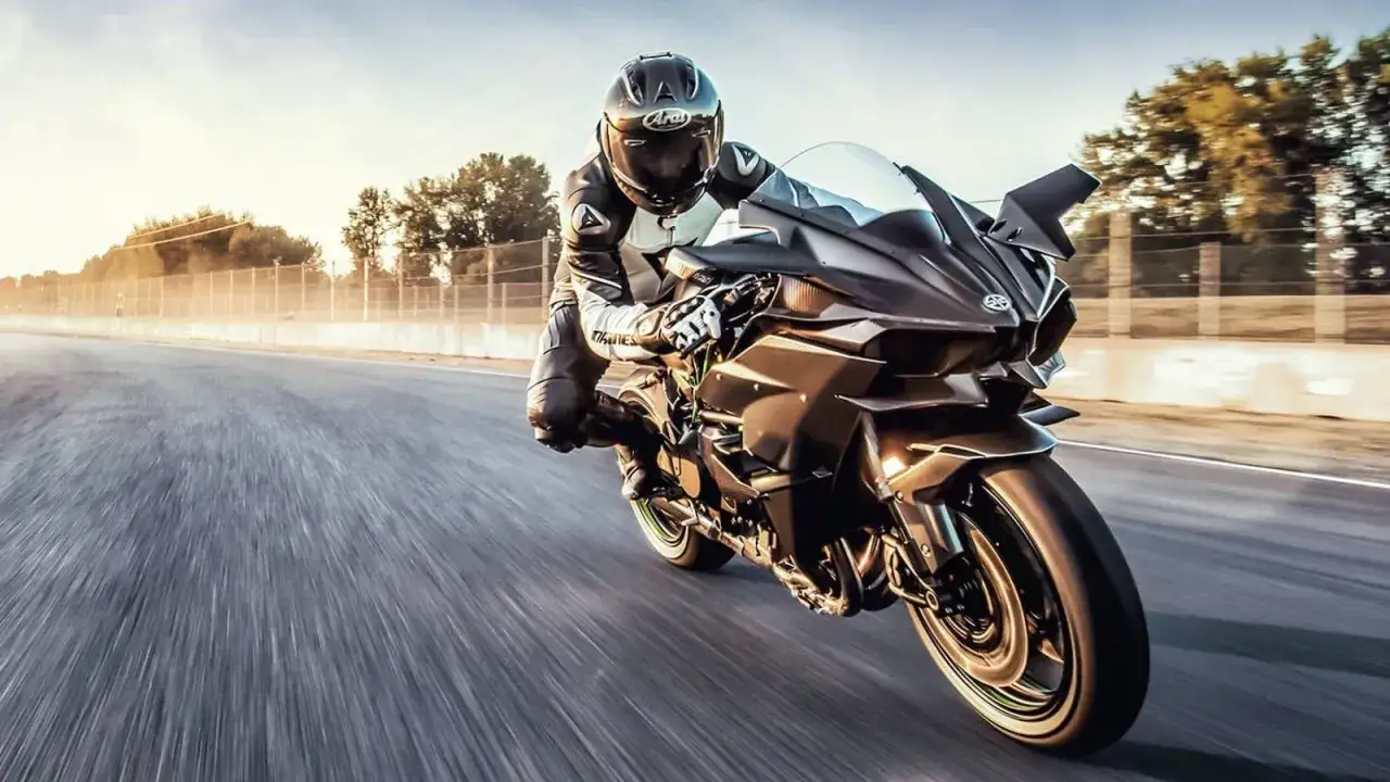 Motocyklista w kombinezonie pędzi na Kawasaki H2R, osiągając zawrotną prędkość. Czy to już czas na kawasaki h2r 0-100?