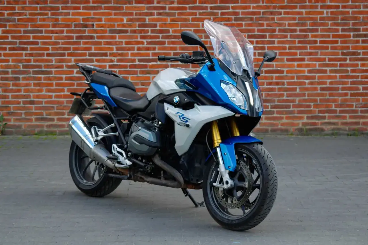 BMW R1200RS dane techniczne: sportowo-turystyczny motocykl z niebiesko-białym malowaniem, gotowy na długie trasy.