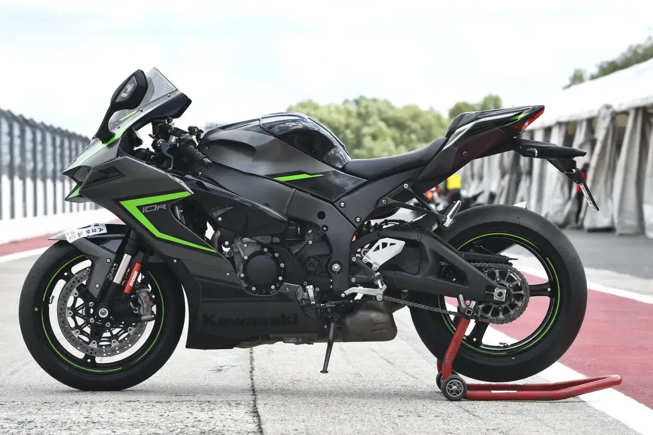 Czarny Kawasaki ZX-10R z zielonymi akcentami, gotowy do jazdy. Poznaj jego kawasaki zx-10r dane techniczne.