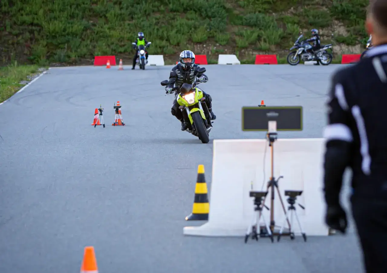 Motocyklista na torze ćwiczy manewry. Zastanawiasz się, ile godzin jazdy na kat A potrzeba, by tak jeździć?