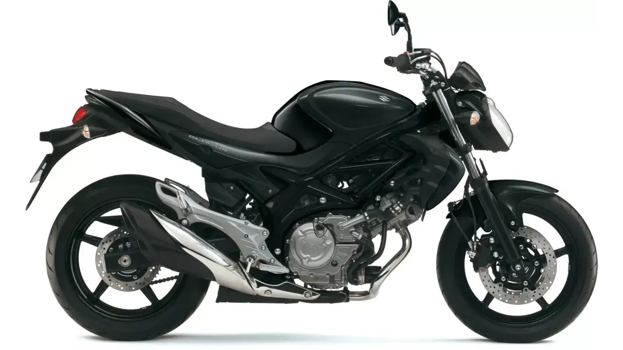 Czarny motocykl Suzuki Gladius 650, zgrabny i lekki, idealny do miasta. Jego waga sprawia, że jest zwinny.