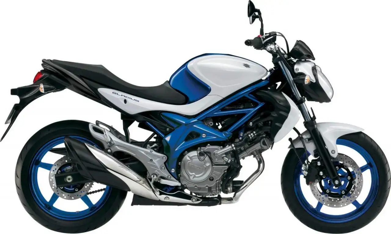 Suzuki Gladius 650 waga: lekki i zwinny motocykl w białym i niebieskim malowaniu, idealny do miasta.