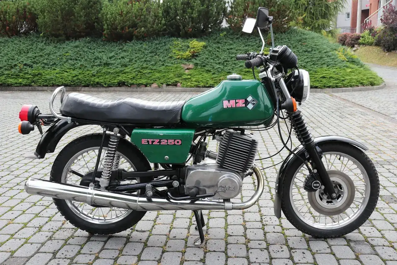 Zielony MZ ETZ 250, klasyk z NRD. Silnik dwusuwowy, ok. 21 KM, gotowy na trasę.