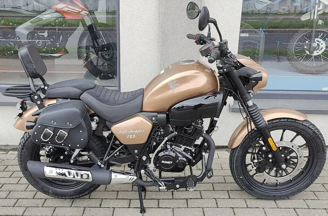Brązowy Romet Soft Chopper 125 z sakwami i oparciem. Idealny do miasta, gotowy na odblokowanie mocy.