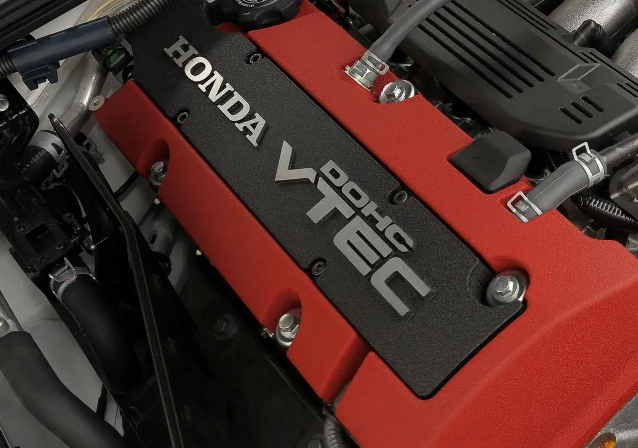 Silnik Hondy z napisem VTEC. DOHC co to znaczy? To podw&oacute;jny wałek rozrządu w głowicy, zapewniający moc.