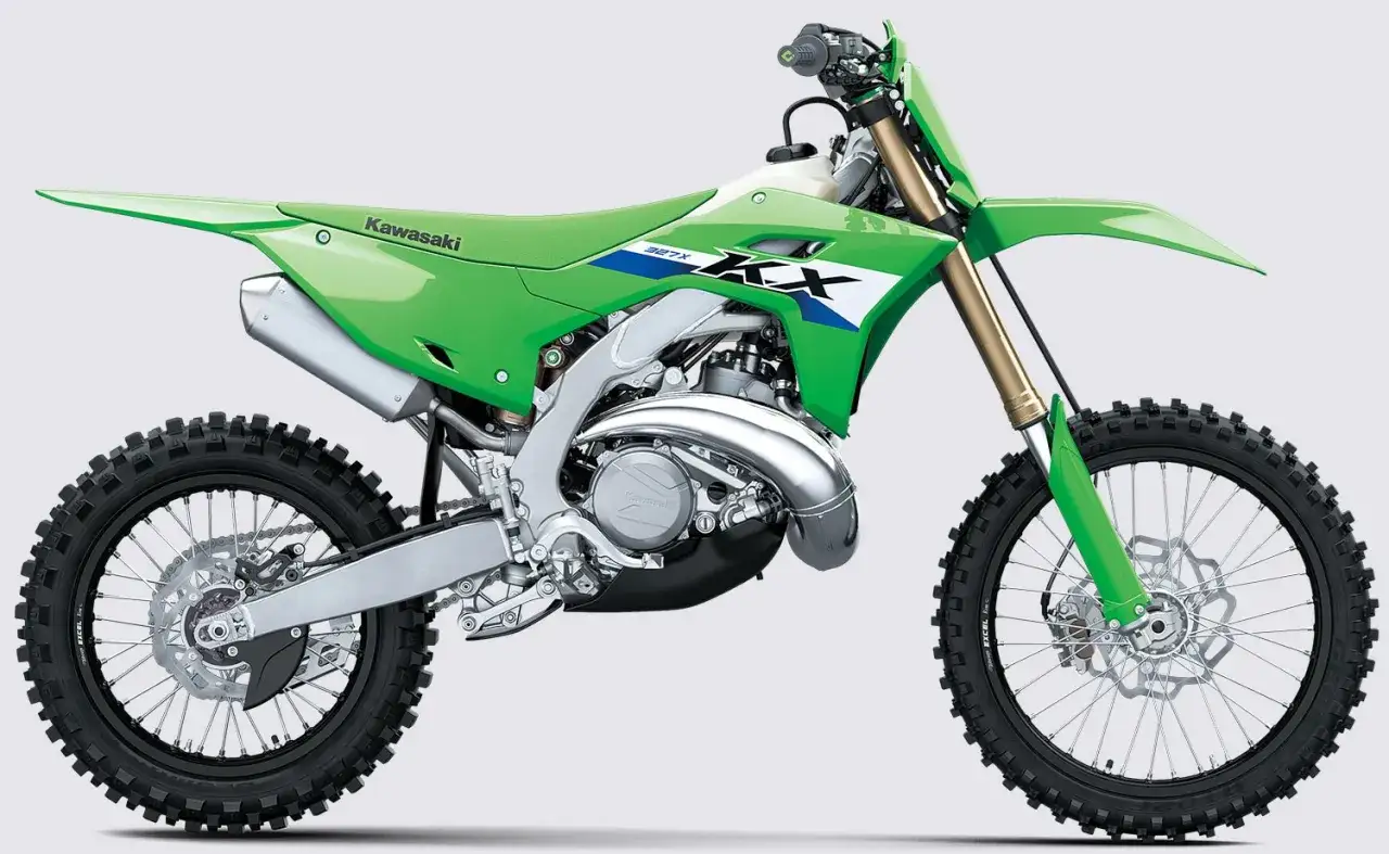 Zielony motocykl Kawasaki KX, gotowy do wyścigów cross.