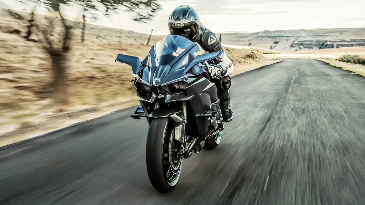 Motocyklista w kasku pędzi na Kawasaki H2R, osiągając zawrotne prędkości. Czy uda mu się pobić rekord 0-100?