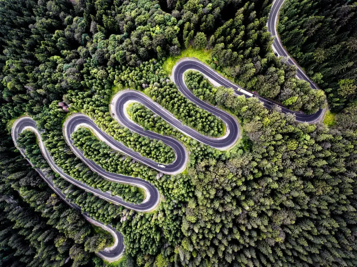 W serpentynach g&oacute;rskich dr&oacute;g Małopolski, wśr&oacute;d gęstych las&oacute;w, motocykliści odkrywają malownicze trasy.