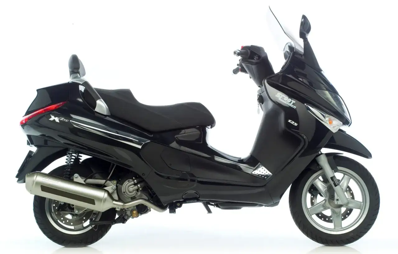 Czarny Piaggio Xevo 125, idealny do miasta. Poznaj jego piaggio xevo 125 dane techniczne i ciesz się jazdą.