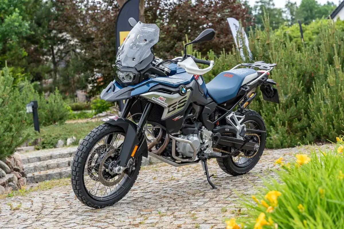 Niebieski motocykl BMW GS 850, gotowy na przygodę. Poznaj jego dane techniczne i ruszaj w drogę!