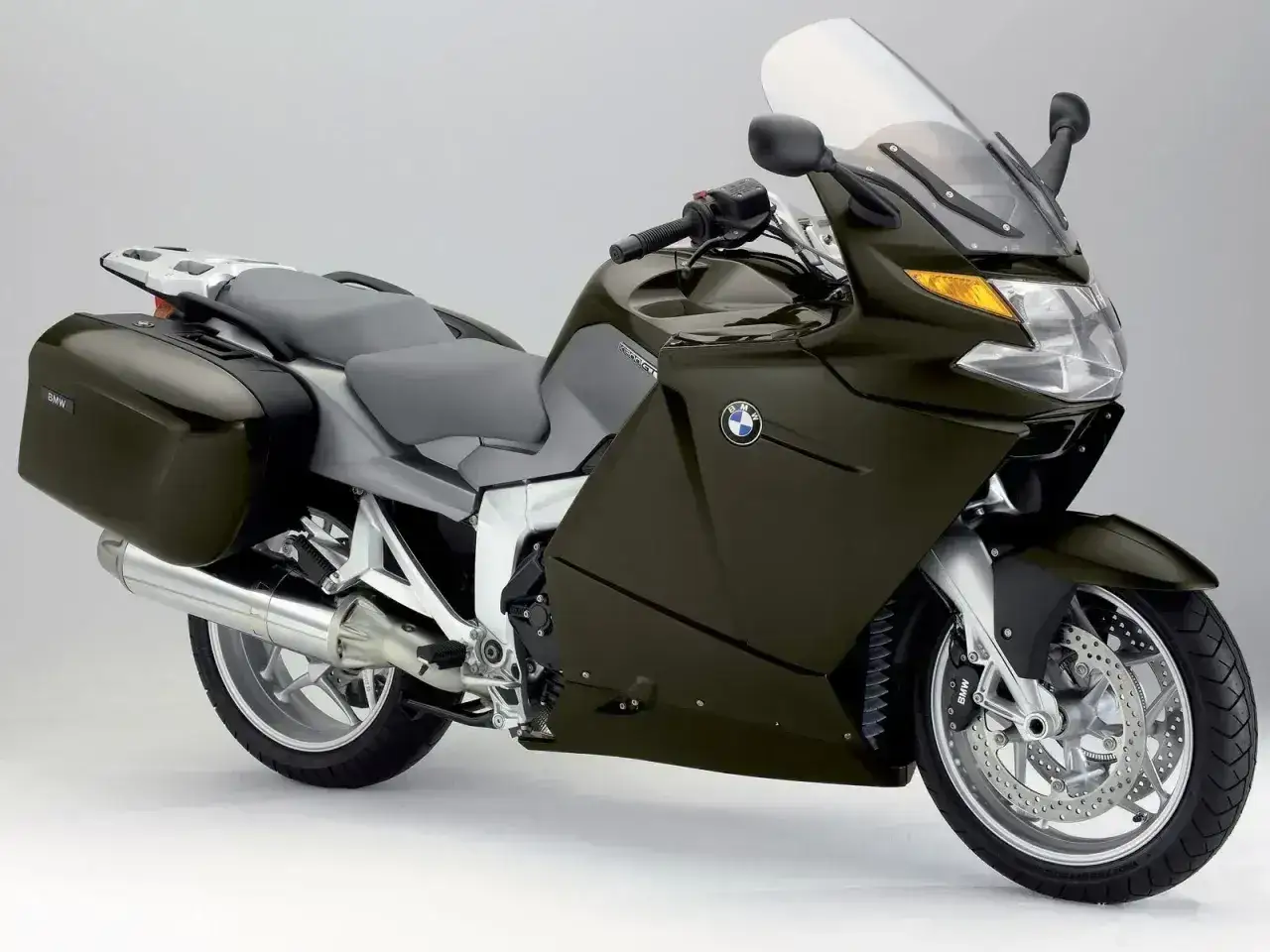 BMW K 1200 GT wady: ciemnozielony motocykl turystyczny z kuframi, dużą szybą i sportowym wyglądem.