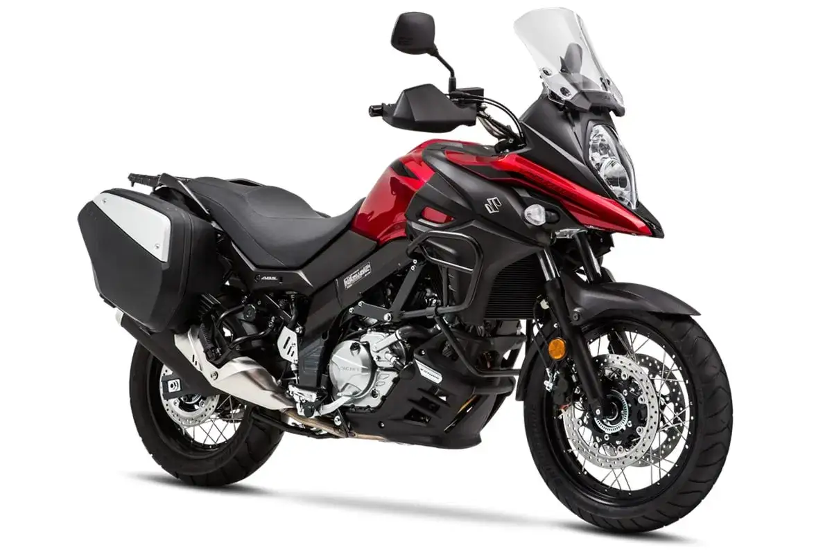 Czerwony Suzuki DL 1000 V-Strom z czarnymi kuframi, gotowy na przygodę.