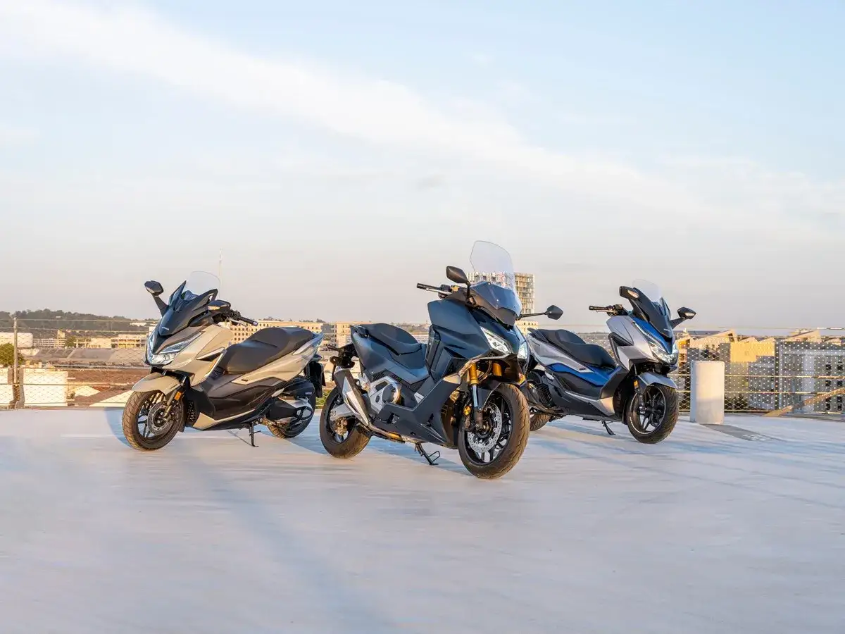 Trzy skutery Honda Forza 750 stojące na dachu. Zastanawiasz się, jaka jest honda forza 750 prędkość maksymalna?