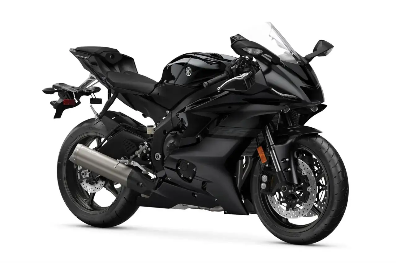 Czarny motocykl Yamaha R6, znany z mocy i osiągów, gotowy do jazdy.