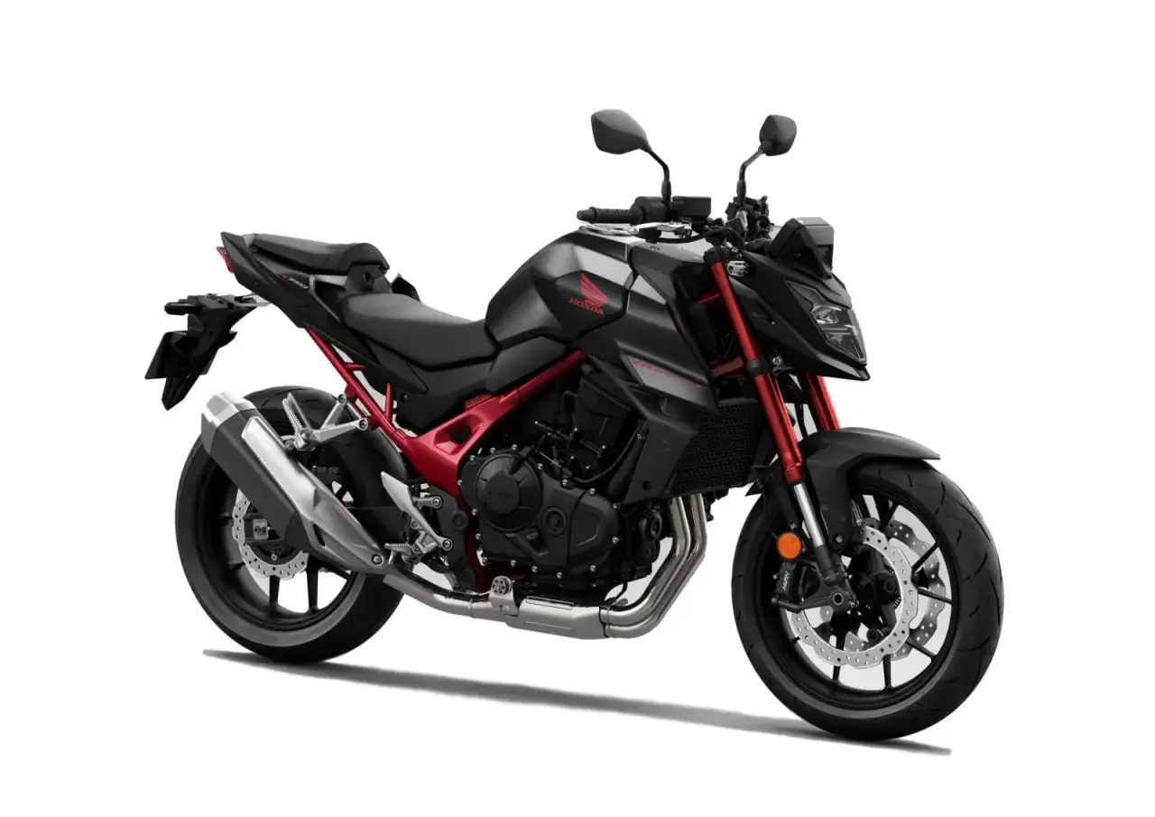Czarny motocykl Honda Hornet 750 z czerwonym stelażem, gotowy do jazdy po mieście.