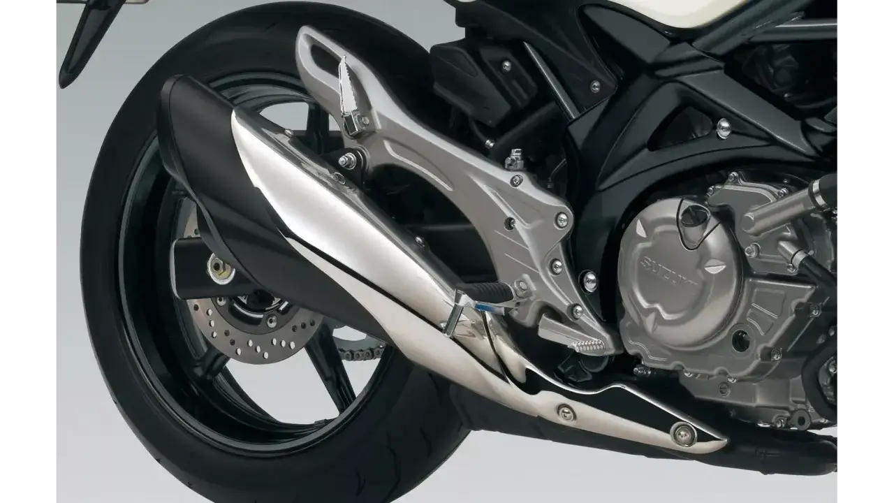 Suzuki Gladius 650 waga: błyszczący wydech, tylne koło i silnik.