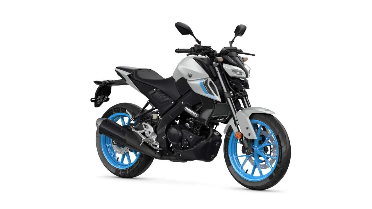Jasnoszary motocykl Yamaha MT-125 z niebieskimi felgami. Sprawdź yamaha mt 125 dane techniczne, by poznać jego możliwości.