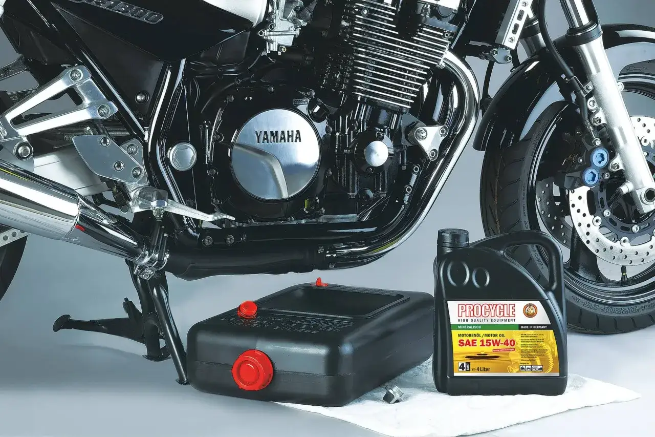 Yamaha z silnikiem gotowa do wymiany oleju. Obok czarna miska i butelka oleju Procycle SAE 15W-40.