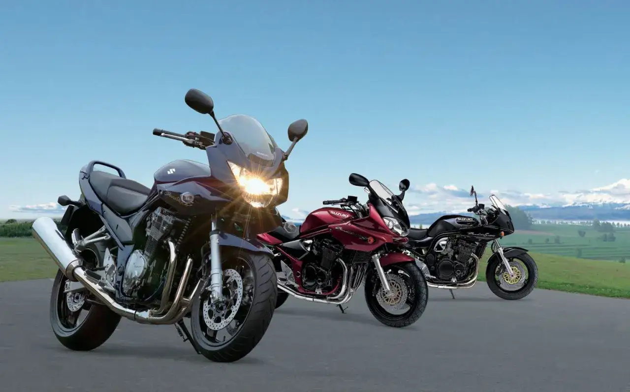 Trzy motocykle Suzuki Bandit 1200 w różnych kolorach stojące na drodze. Poznaj bandit 1200 dane techniczne.