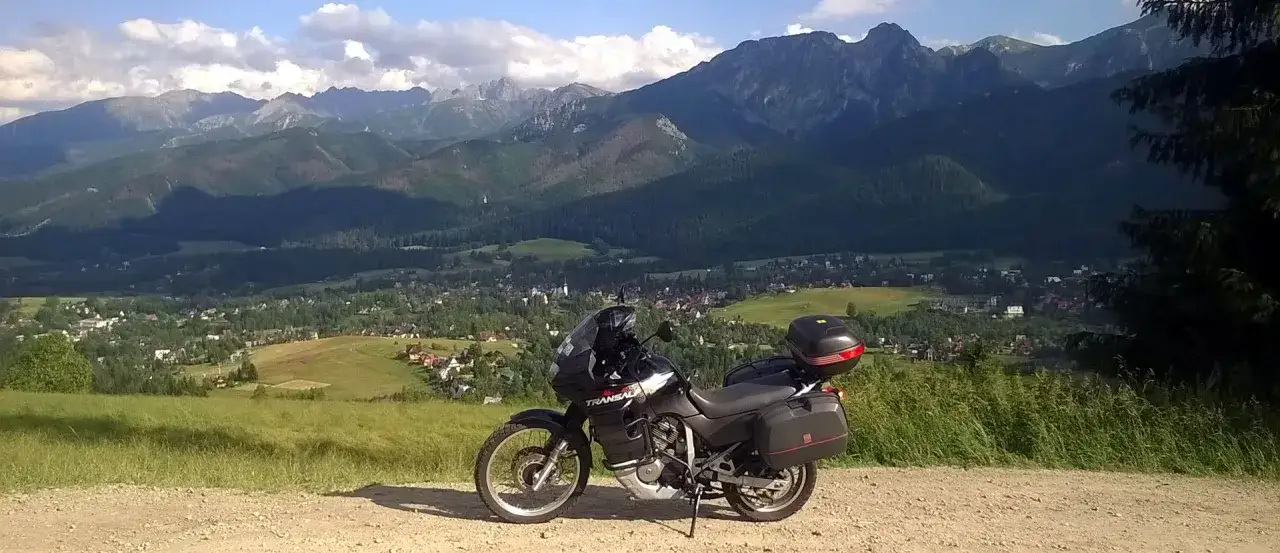 Motocykl na tle górskiej panoramy. Wspaniała podróż szlakiem Orlich Gniazd na dwóch kółkach.
