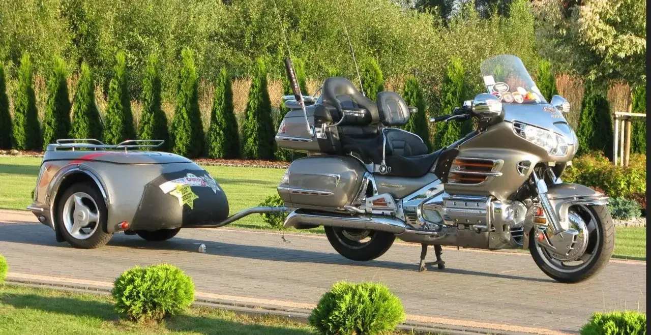 Motocykl z przyczepką, gotowy do podróży. Sprawdź przyczepka do motocykla przepisy, by podróżować bezpiecznie.