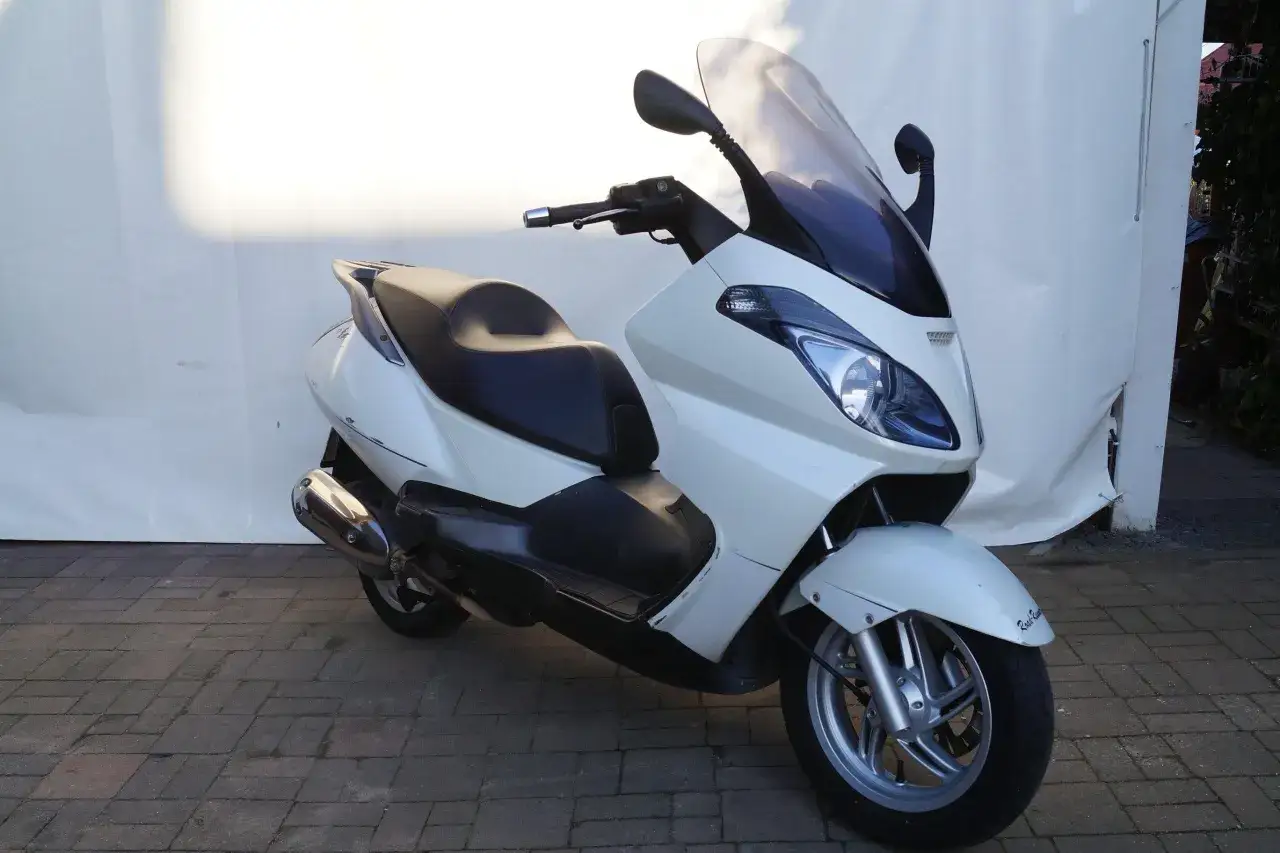 Biały skuter Aprilia Atlantic 125, gotowy do jazdy. Poznaj jego aprilia atlantic 125 dane techniczne i ruszaj w drogę!