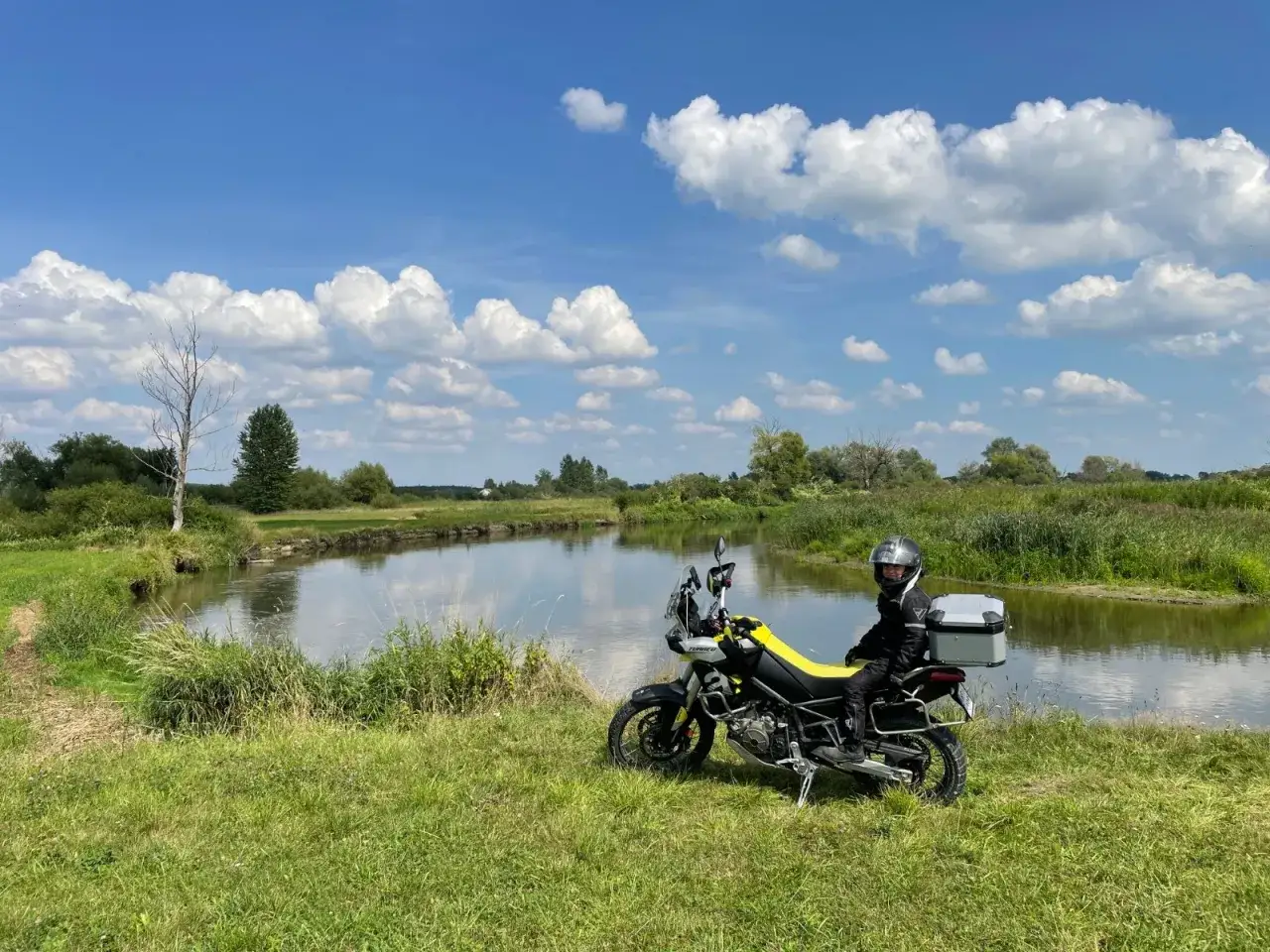 Motocyklista na tle malowniczego krajobrazu nad rzeką. Idealne miejsce na odkrywanie tras motocyklowych lubelskich.