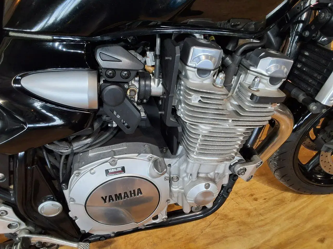 Silnik motocykla Yamaha XJR 1300. Szczegółowe dane techniczne tego potężnego silnika chłodzonego powietrzem są imponujące.