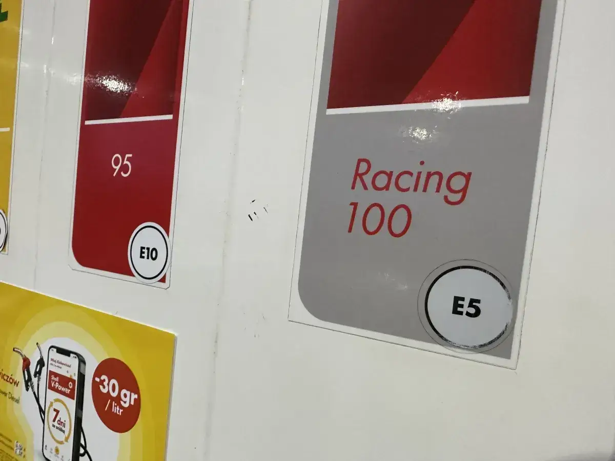 Dwa rodzaje paliwa: 95 E10 i Racing 100 E5. Wybierz paliwo 100 oktanowe dla lepszych osiągów.