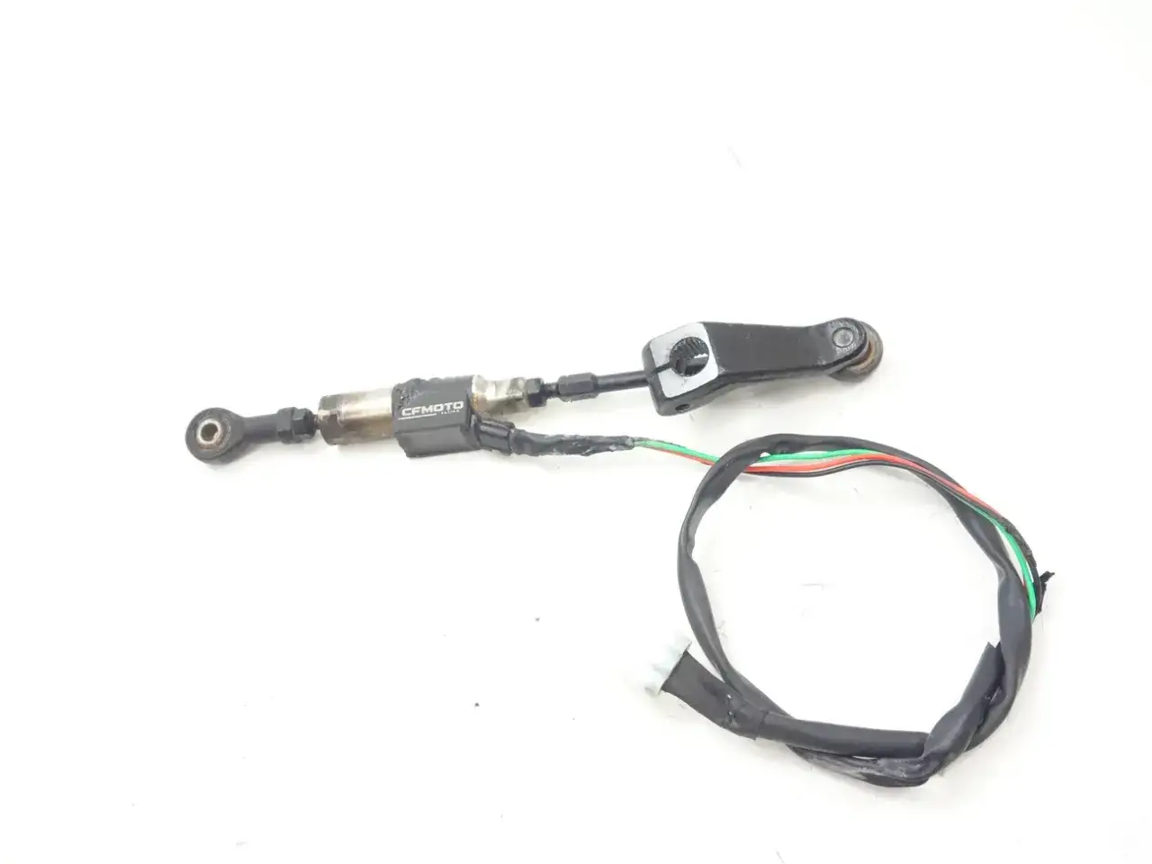 Czym jest quickshifter? To mechanizm zmiany biegów w motocyklu, widoczny na zdjęciu, z oznaczeniem CFmoto.
