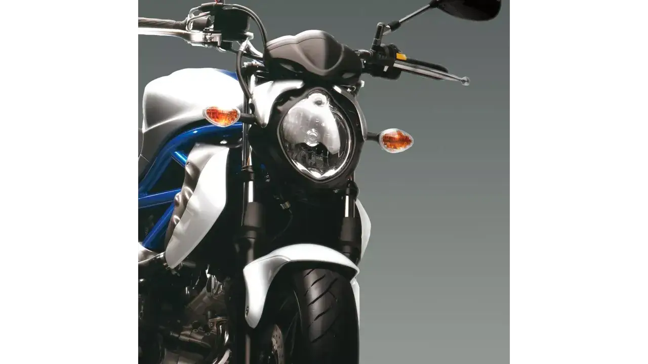 Suzuki Gladius 650 waga: zwinny motocykl z charakterystycznym, okrągłym reflektorem i niebieską ramą.