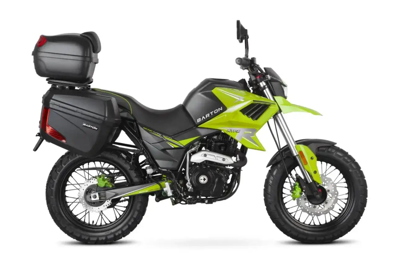 Zielony motocykl Barton Hyper 125 z kuframi, gotowy na zwiększenie mocy i przygody.