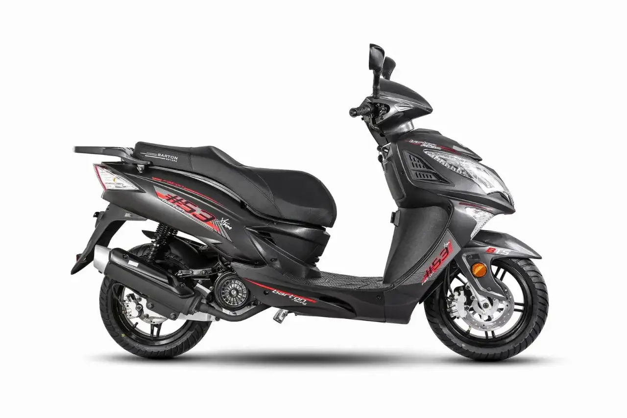 Czarny skuter Barton 50 Xtreme. Zastanawiasz się, ile jedzie skuter 50 bez blokad? Ten model jest gotowy na wyzwania!