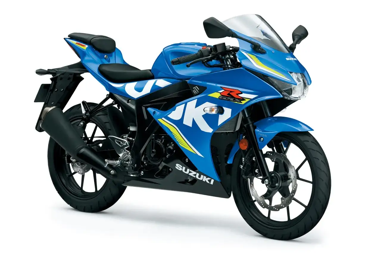 Niebieski motocykl sportowy Suzuki GSX-R 125 z białymi i żółtymi akcentami, gotowy do jazdy.
