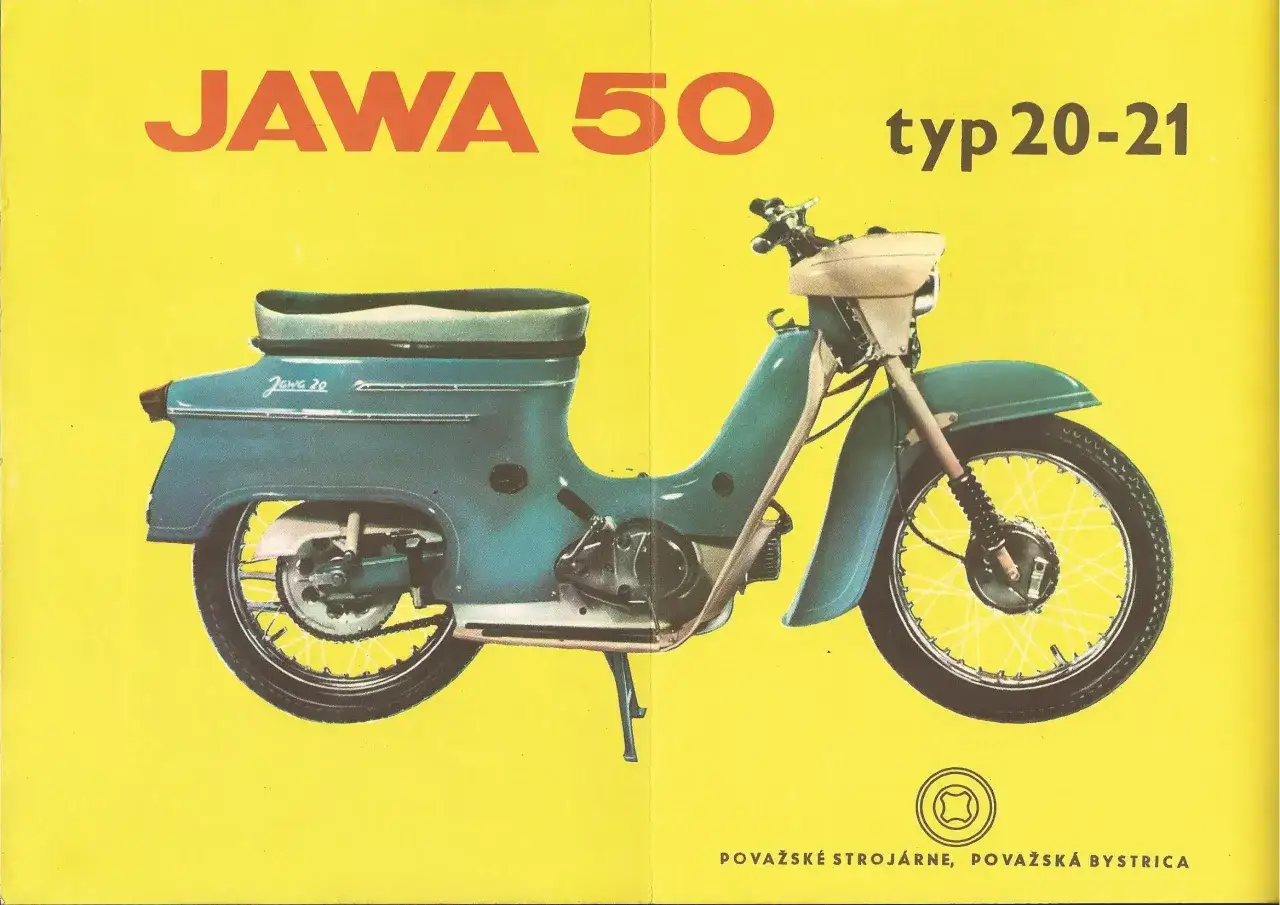 Niebieski skuter Jawa 50 typ 20-21 na ż&oacute;łtym tle.