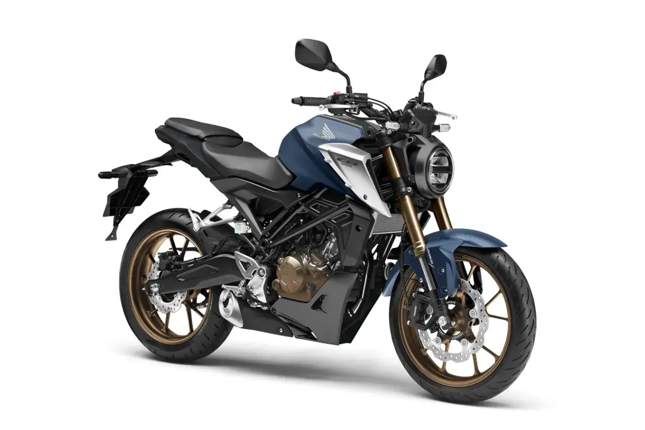 Niebieski motocykl Honda CB125R, idealny dla każdego, kto od 16 lat marzy o swoim pierwszym motorze.
